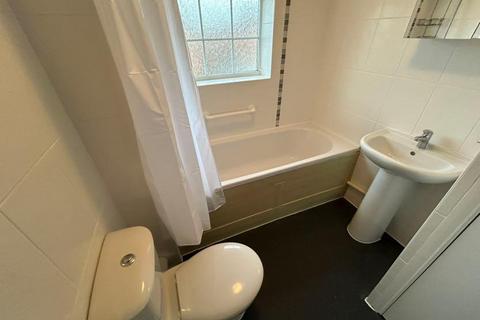 2 bedroom semi-detached house to rent, Bunting Road, Luton, LU4 0UA