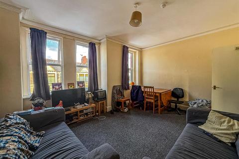 3 bedroom duplex to rent, Llanishen Street, Cardiff CF14