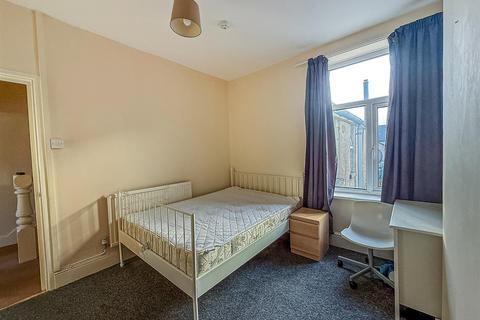 3 bedroom duplex to rent, Llanishen Street, Cardiff CF14