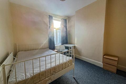 3 bedroom duplex to rent, Llanishen Street, Cardiff CF14