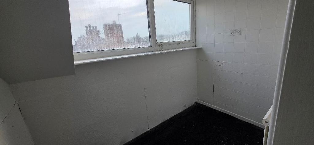 Small bright single room with window view...