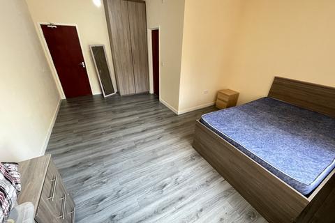 8 bedroom semi-detached house to rent, Park Range, Manchester M14