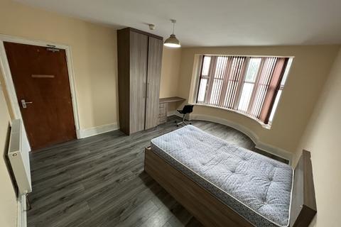 8 bedroom semi-detached house to rent, Park Range, Manchester M14