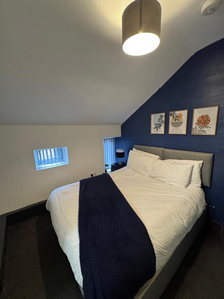Bright, neatly presented double bedroom with a ...