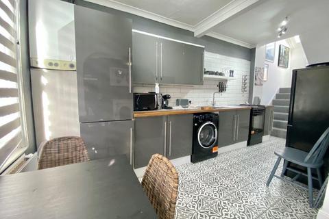 2 bedroom flat to rent, Belgrave Road, Torquay