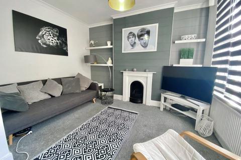 2 bedroom flat to rent, Belgrave Road, Torquay