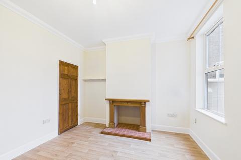 2 bedroom terraced house to rent, Carshalton Road - WhOLE