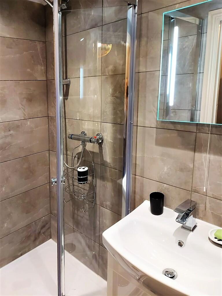 11 EL room2 ensuite.1