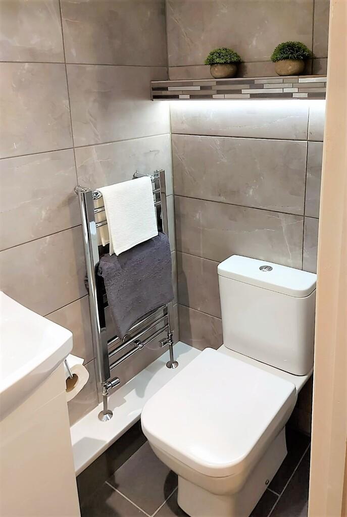 11 EL room2 ensuite.2
