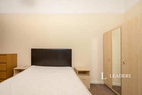 3 bedroom flat to rent, Waverley Road, PO5