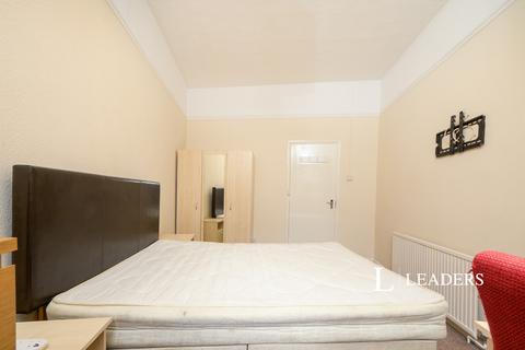 3 bedroom flat to rent, Waverley Road, PO5