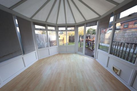 3 bedroom semi-detached house to rent, Bruces Wharf Road, Grays