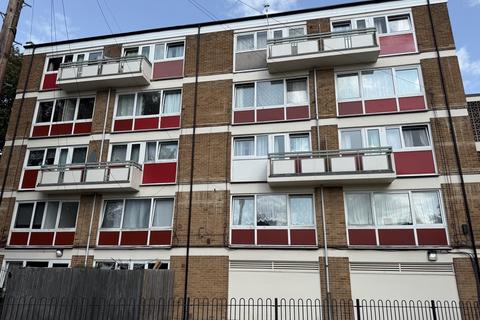 4 bedroom flat to rent, Milverton House, Cottage Grove, PO5