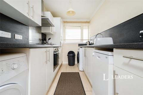 4 bedroom flat to rent, Milverton House, Cottage Grove, PO5