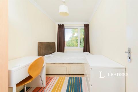 4 bedroom flat to rent, Milverton House, Cottage Grove, PO5
