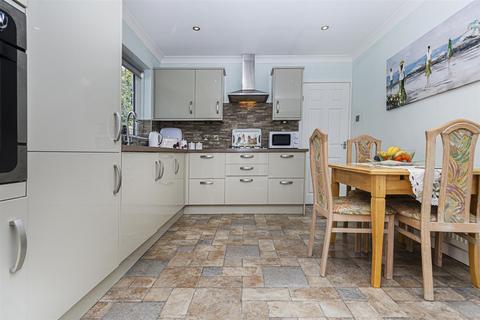 2 bedroom semi-detached bungalow to rent, Kirkwood Drive, Huddersfield HD3