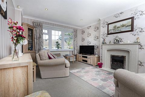 2 bedroom semi-detached bungalow to rent, Kirkwood Drive, Huddersfield HD3