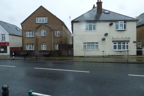 2 bedroom apartment to rent, Sandown Road, Lake
