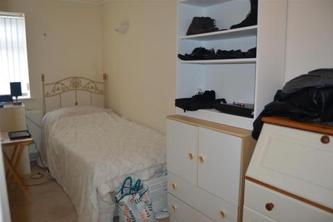 2 bedroom apartment to rent, Sandown Road, Lake
