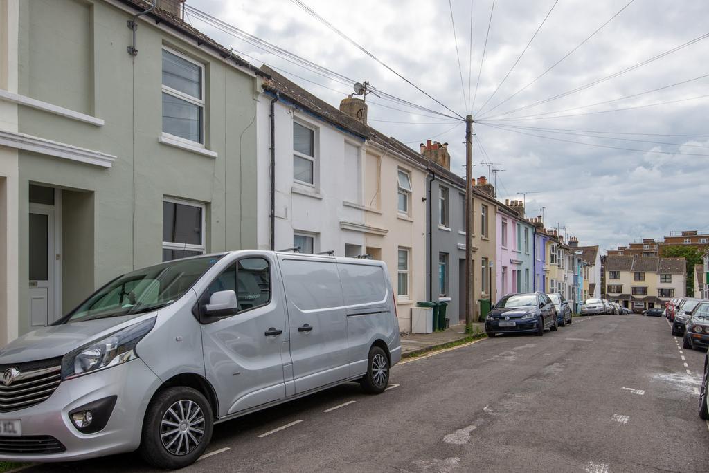 Row of well-kept terraced houses on a quiet res...