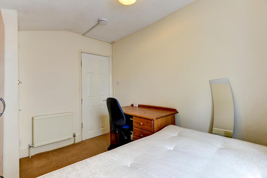 Bright, neatly presented double bedroom with a ...