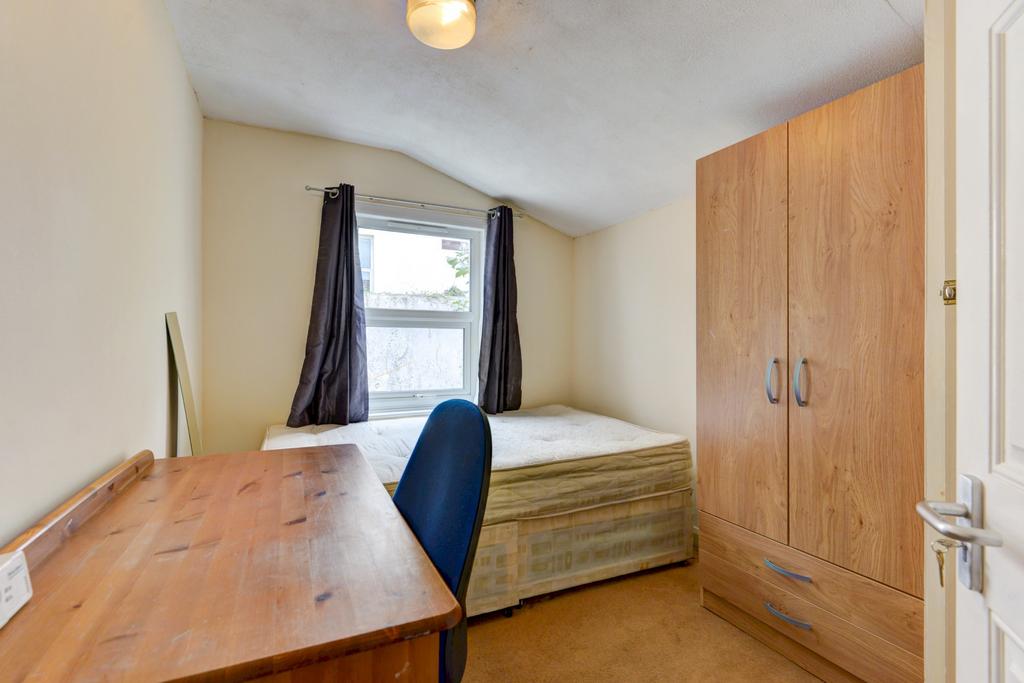 Neat single bedroom with a comfortable bed, woo...