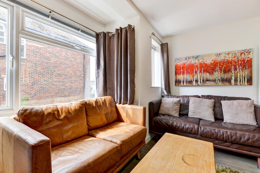 Bright, well-presented living room with two com...