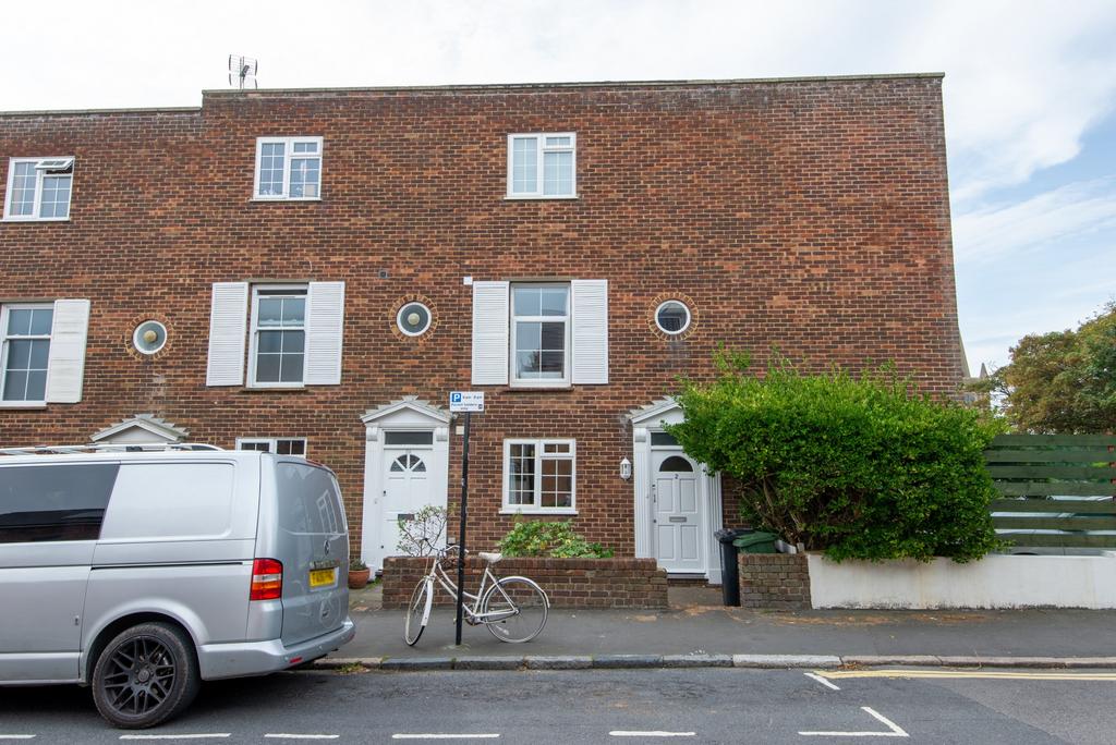 Charming brick-fronted terraced property with w...