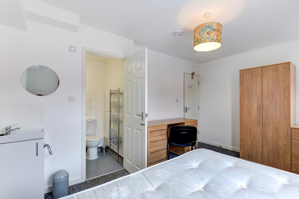 Bright, tidy double bedroom with a comfortable ...