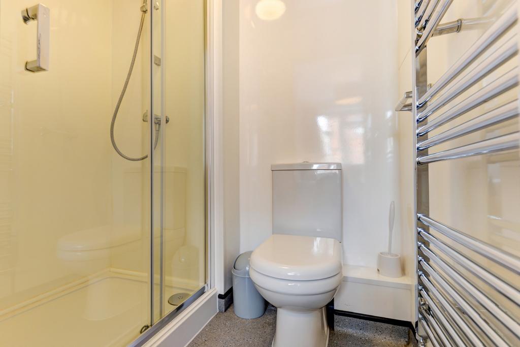 Bright, well-maintained bathroom featuring a mo...