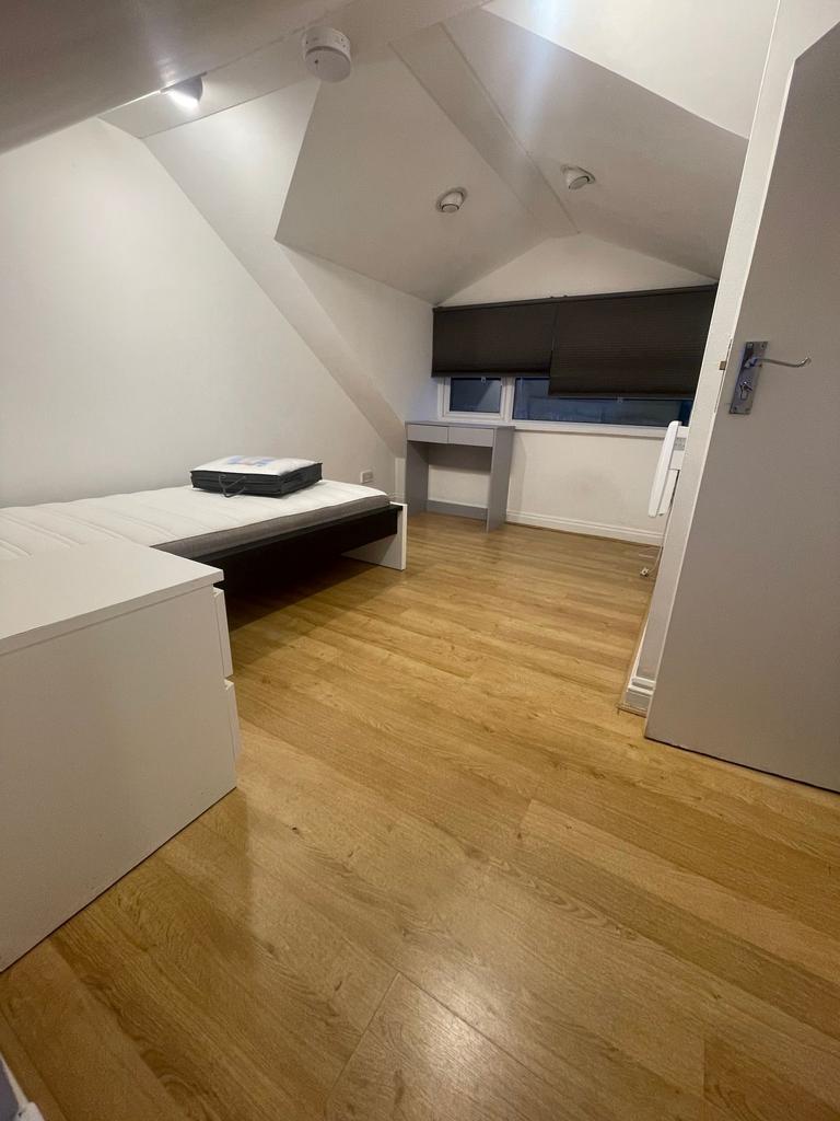 A cozy, well-maintained single bedroom with lig...