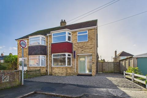 3 bedroom semi-detached house for sale - Queens Close, Cottingham, East Riding of Yorkshire, HU16 4ER