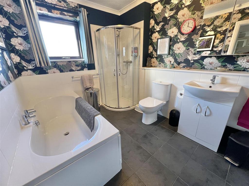 BATHROOM1.jpg