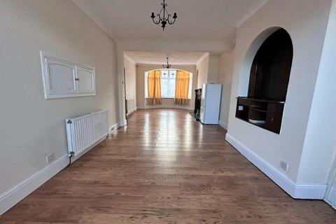 3 bedroom terraced house to rent, Malvern Drive, Ilford IG3