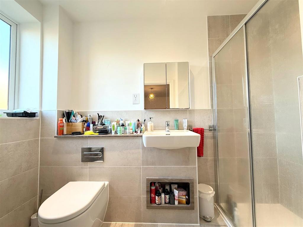 En-suite Shower to Bed 1.jpeg