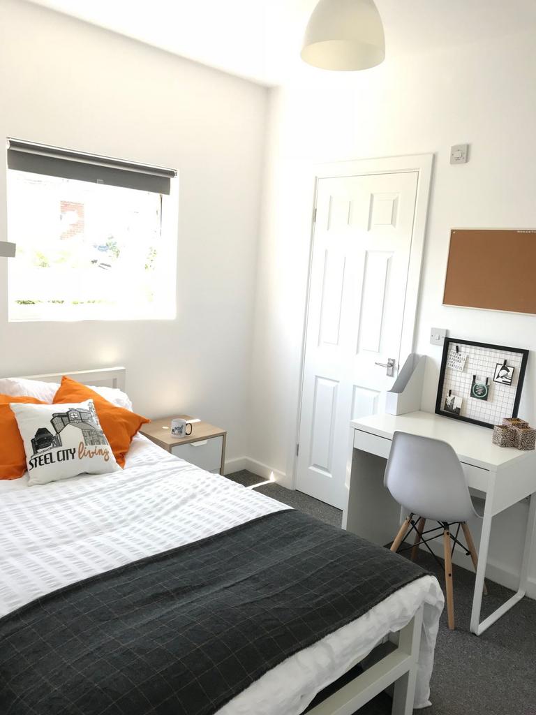 Bright, tidy double bedroom with a comfortable ...
