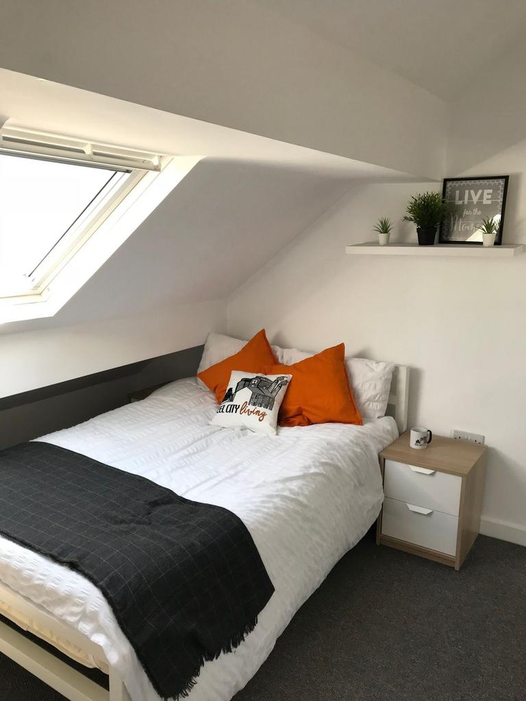 Bright, neatly presented double bedroom in a lo...