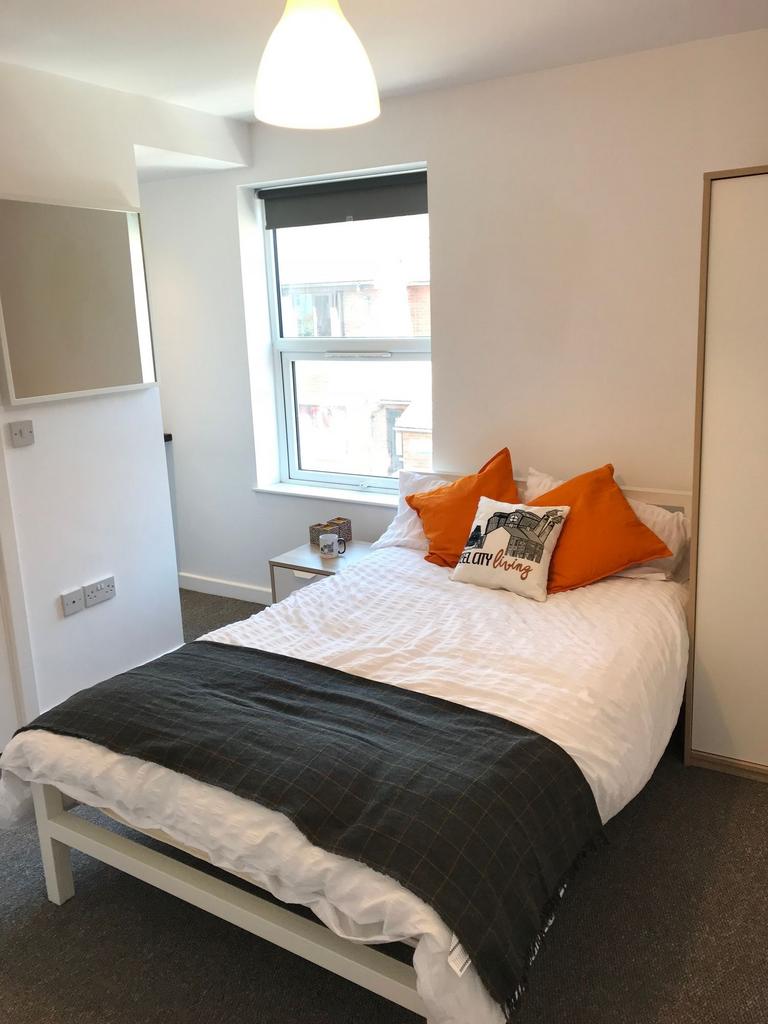 Bright, neatly presented double bedroom with a ...