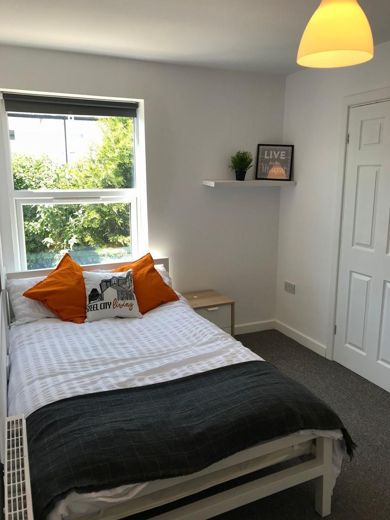 Bright, freshly decorated double bedroom featur...