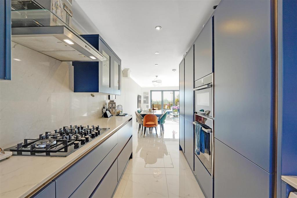 Kitchen 2.jpg
