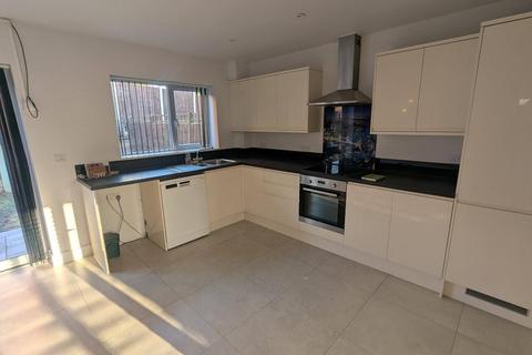 3 bedroom semi-detached house to rent, Elwes Close, Colchester
