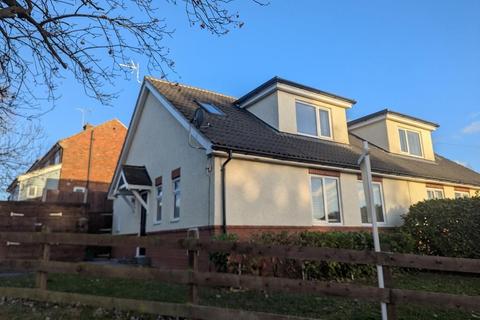 3 bedroom semi-detached house to rent, Elwes Close, Colchester