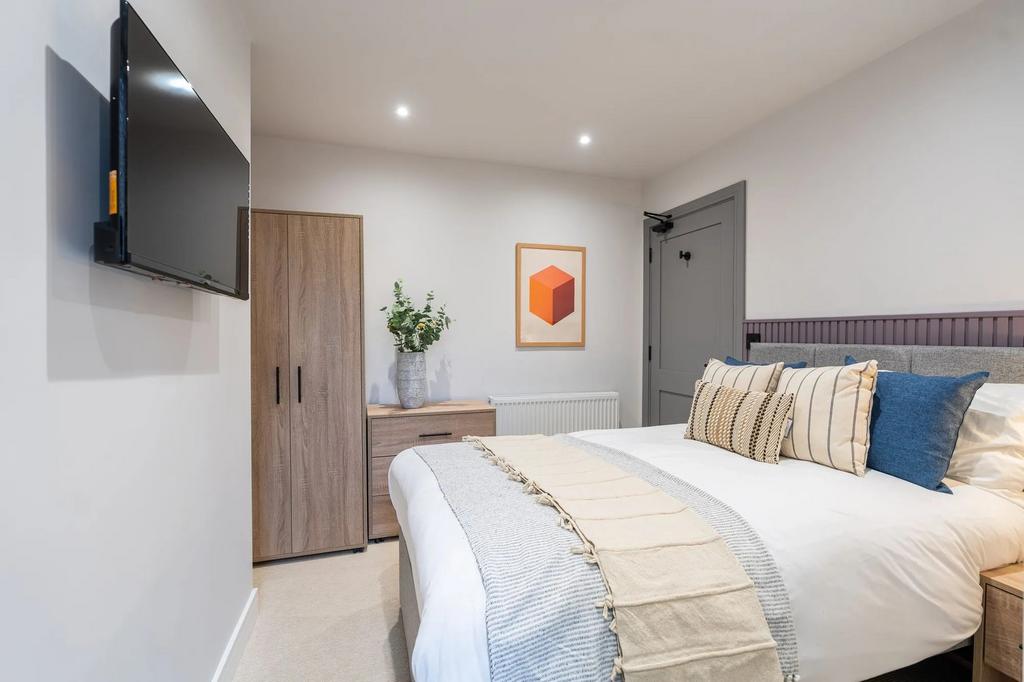 Bright, well-presented double bedroom with a co...