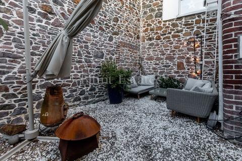 4 bedroom end of terrace house for sale, Apt 1 and 2 Cailloux