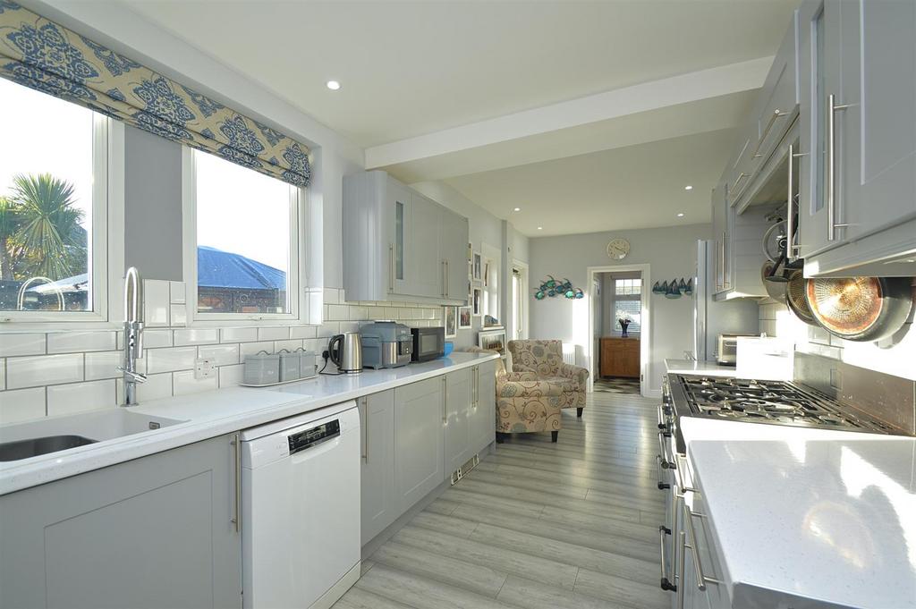Kitchen1.jpg