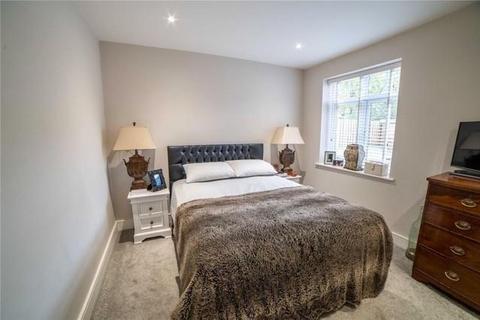 3 bedroom flat to rent, Sandecotes Road, Poole