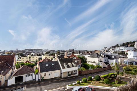 2 bedroom flat for sale, Apt 8 Kingscliffe Court