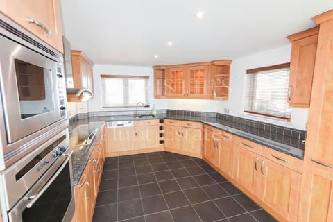 2 bedroom detached house for sale, Oakridge