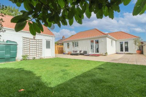 1 bedroom detached house for sale, 15 Poplar Avenue