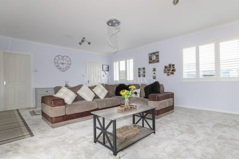 1 bedroom detached house for sale, 15 Poplar Avenue